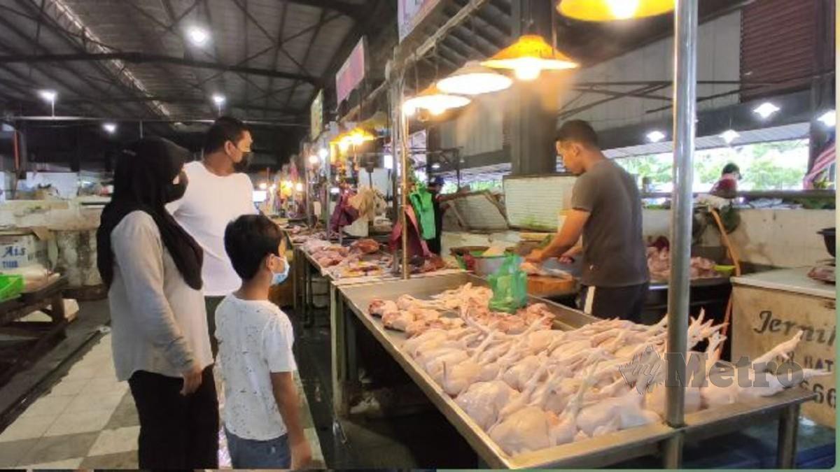PENIAGA ayam di Pasar Chabang Tiga, Kuala Terengganu. FOTO Zaid Salim