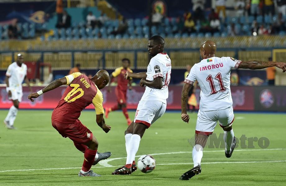 KAPTEN Ghana, Andre Ayew (kiri) menyumbang satu gol pada aksi menentang Benin di Ismailia, awal pagi tadi. — FOTO AFP