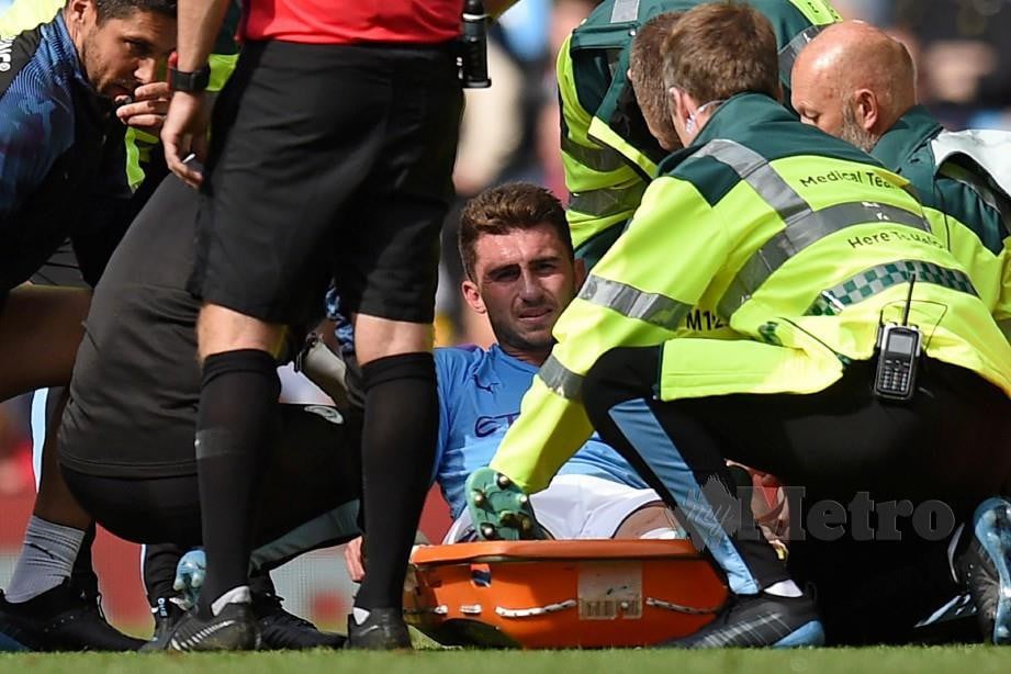 LAPORTE terpaksa diusung keluar selepas mengalami kecederaan lutut. — FOTO AFP