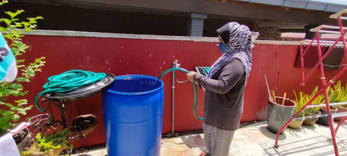 PENDUDUK Kampung Bestari Jaya menyimpan air secukupnya sepanjang tempoh gangguan bekalan air berjadual bermula 13 hingga 16 Oktober ini. FOTO Amirul Aiman Hamsuddin
