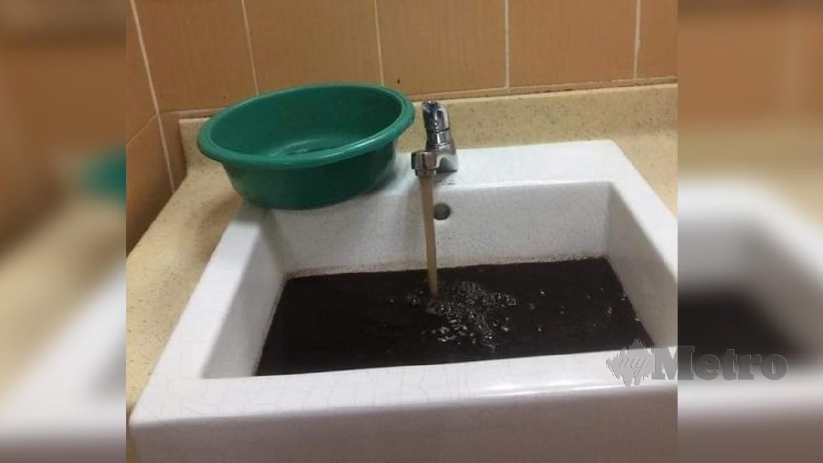 KEADAAN air paip yang keruh di Hospital Machang. FOTO tular