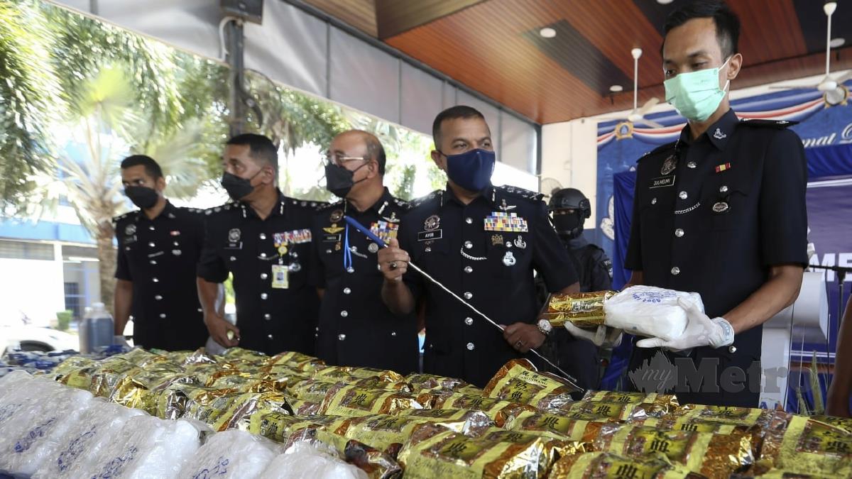 AYOB Khan (empat kiri) diiringi Ketua Polis Kelantan, Datuk Shafien Mamat (tiga kiri) menunjukkan syabu dan pil yaba yang dirampas. FOTO Nik Abdulllah Nik Omar.