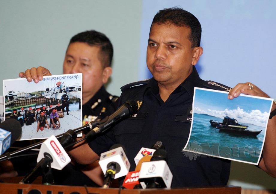 AYOB Khan menunjukkan gambar operasi ketika sidang media kejayaan IPK Johor dalam Ops Benteng menumpaskan sindiket penyeludupan migran. FOTO Mohd Yusni Ariffin