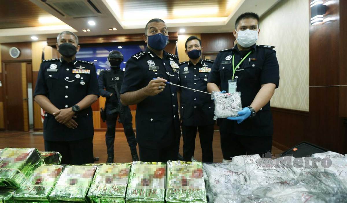 AYOB Khan (tengah) menunjukkan antara dadah yang telah dirampas pada sidang media mengenai Op Tapis Siri 2, Sasaran felda dan PPRT serta kes jayaaan rampasan dadah syabu di IPK Kuala Lumpur. FOTO Rohanis Shukri