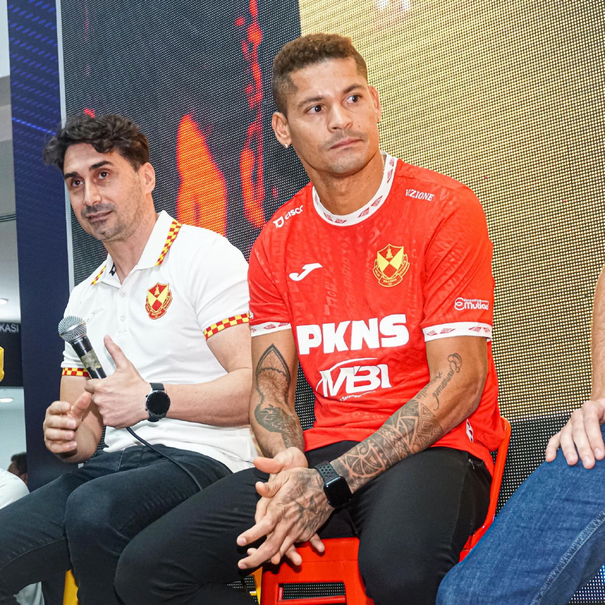 AYRON (kanan) ketika diperkenalkan hari ini. FOTO FB Selangor FC