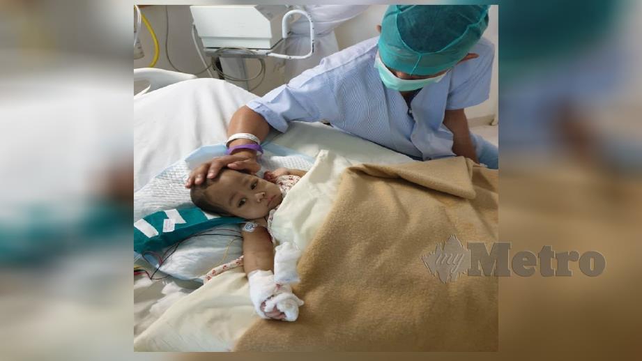 MUHAMMAD Nassar memantau keadaan anaknya, Aysar di ICU Max Super Speciality Hospital, New Delhi, India.