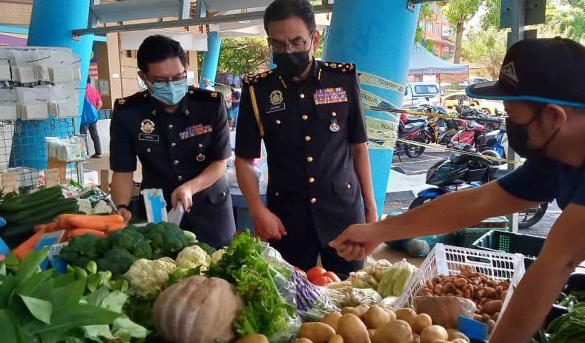 AZMAN (tengah) melakukan pemeriksaan harga sayuran di pasar awam dan pasar raya di Putrajaya. FOTO Ihsan KPDNHEP
