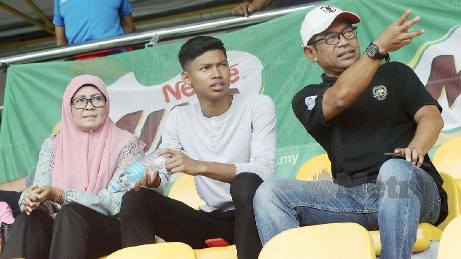 Azeem bersama ibubapanya, Mohd Fahmi Tajuid (kanan) dan Norazah Ibrahim (kiri) ketika menyaksikan kejohanan olahraga KOM di Bukit Jalil. FOTO OWEE AH CHUN