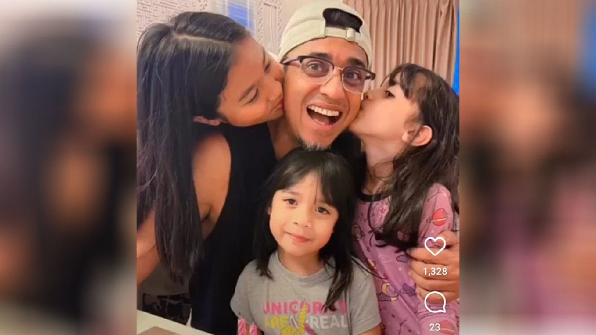 Azad Jasmin bersama tiga anak perempuannya. FOTO Instagram AZAD JASMIN