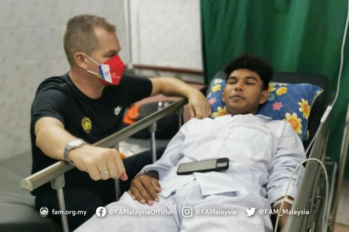 MALONEY (kiri) ketika melawat Azam Azmi di hospital. FOTO FAM