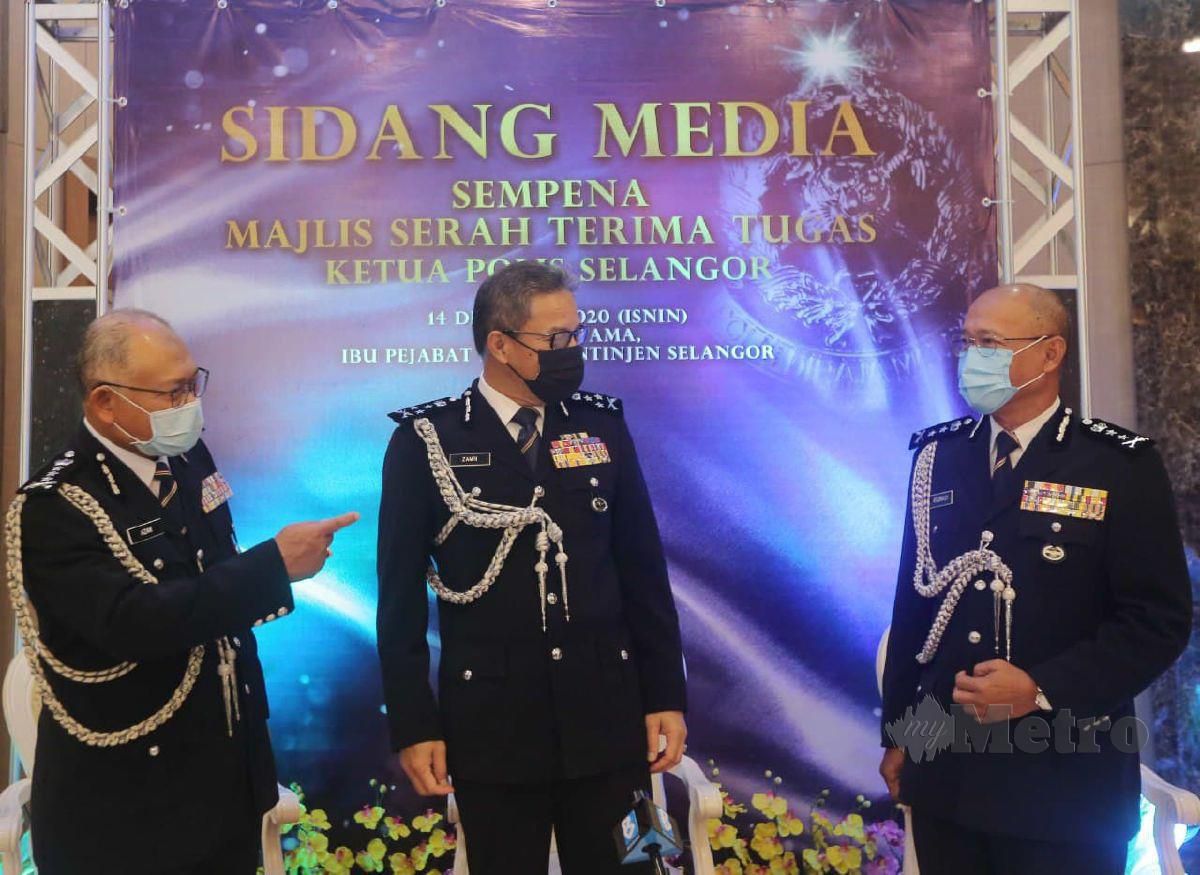 ZAMRI (tengah) berbual bersama Arjunaidi (kanan) dan Noor Azam pada Majlis Serah Terima Tugas Jawatan Ketua Polis Selangor di Ibu Pejabat Polis Kontinjen (IPK) Selangor. FOTO Muhd Asyraf Sawal