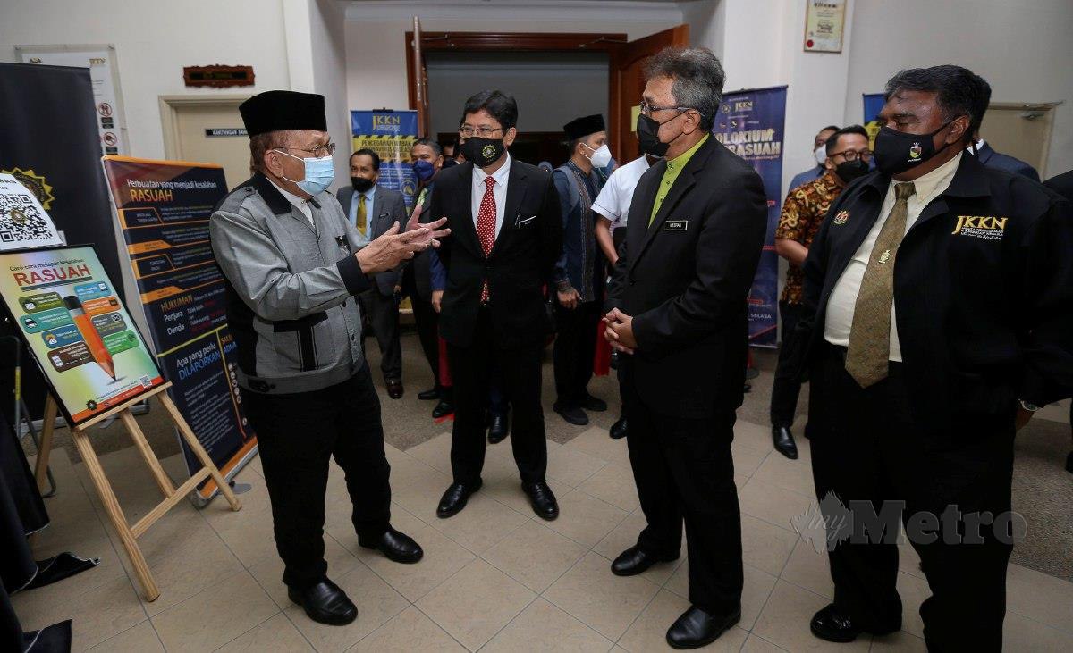 YANG Dipertua Dewan Negara, Tan Sri Dr Rais Yatim (kanan) ditemani Azam (kiri) ketika hadir pada Kolokium Antirasuah di Jabatan Kebudayaan dan Kesenian Negara (JKKN). FOTO Azrul Edham Mohd Aminuddin