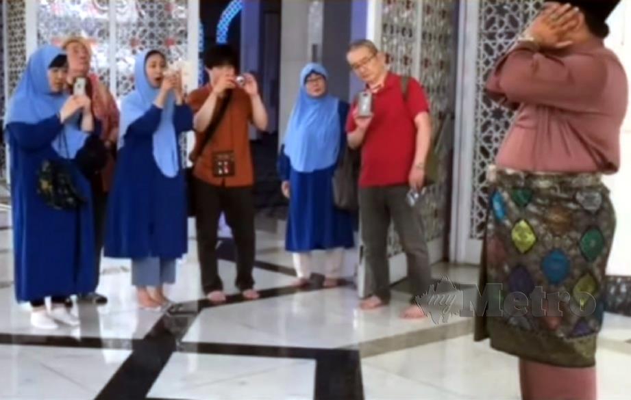 RAKAMAN video tular di media sosial yang memaparkan Hazizul melaungkan azan di hadapan pelancong Jepun. FOTO video tular 