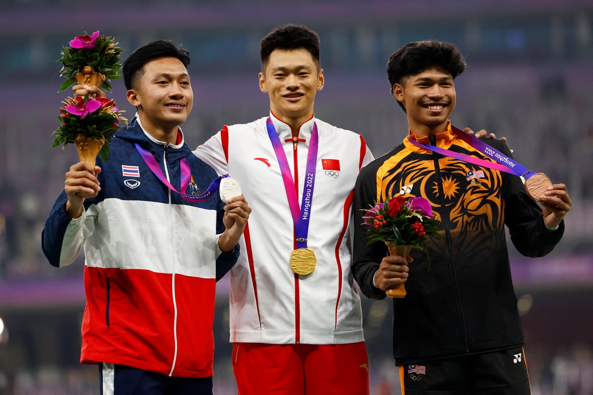 AZEEM (kanan) di pentas podium bersama-sama pemenang pingat emas, Zhenye Xie (tengah) dan Puripol Boonson (perak). FOTO REUTERS