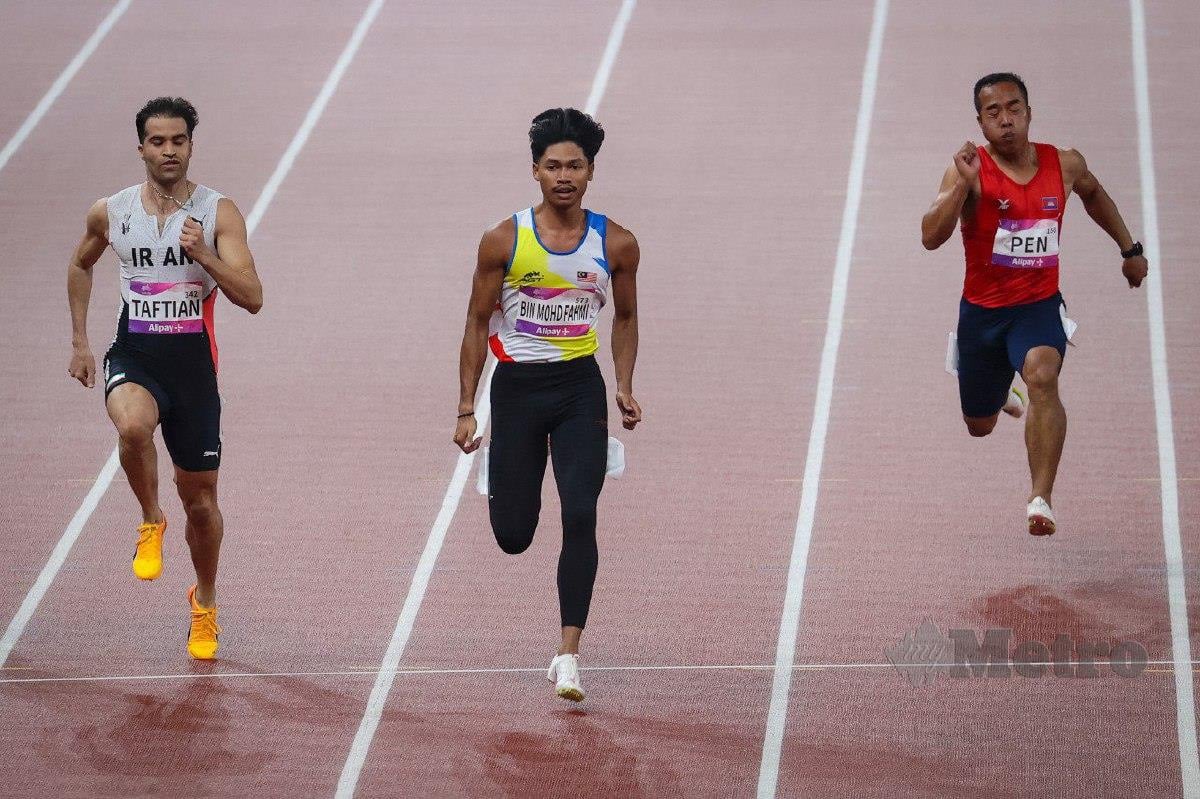 AZEEM (tengah) menamatkan larian di tempat pertama ketika saringan 100m lelaki pada Sukan Asia 2022 di Stadium Pusat Sukan Olimpik Hangzhou. FOTO ASYRAF HAMZAH