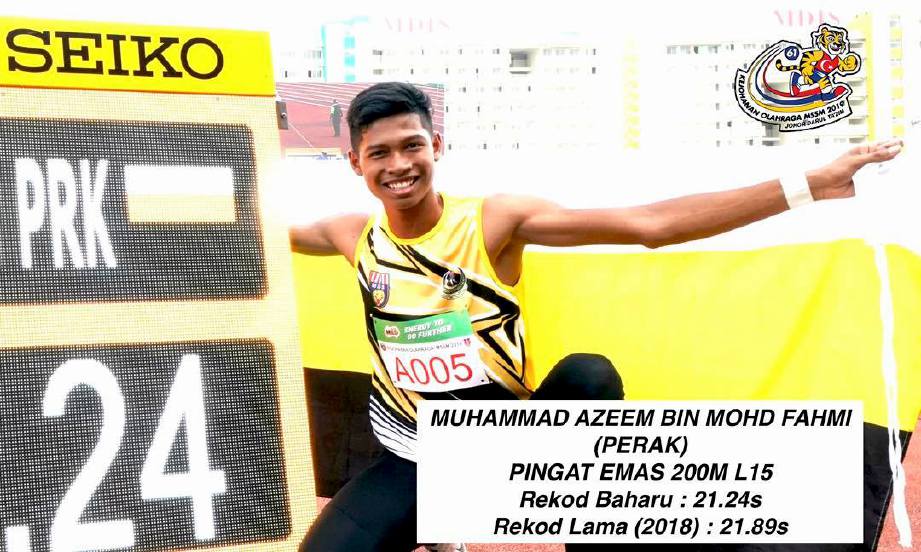 AZEEM bangga selepas memecah rekod kejohanan 200m B-15 lelaki di Iskandar Puteri. — FOTO Facebook Kejohanan Olahraga MSSM 2019