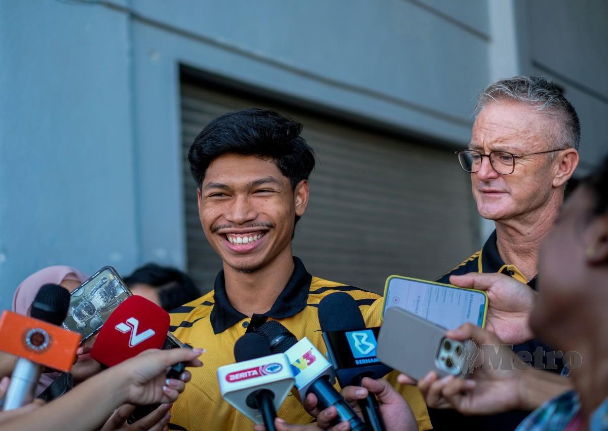 AZEEM Fahmi pada sidang media selepas latihan persiapan menjelang kejohanan temasya Sukan Olimpik Paris 2024, di Track Kompleks Majlis Sukan Negara Bukit Jalil, semalam. FOTO HAZREEN MOHAMAD