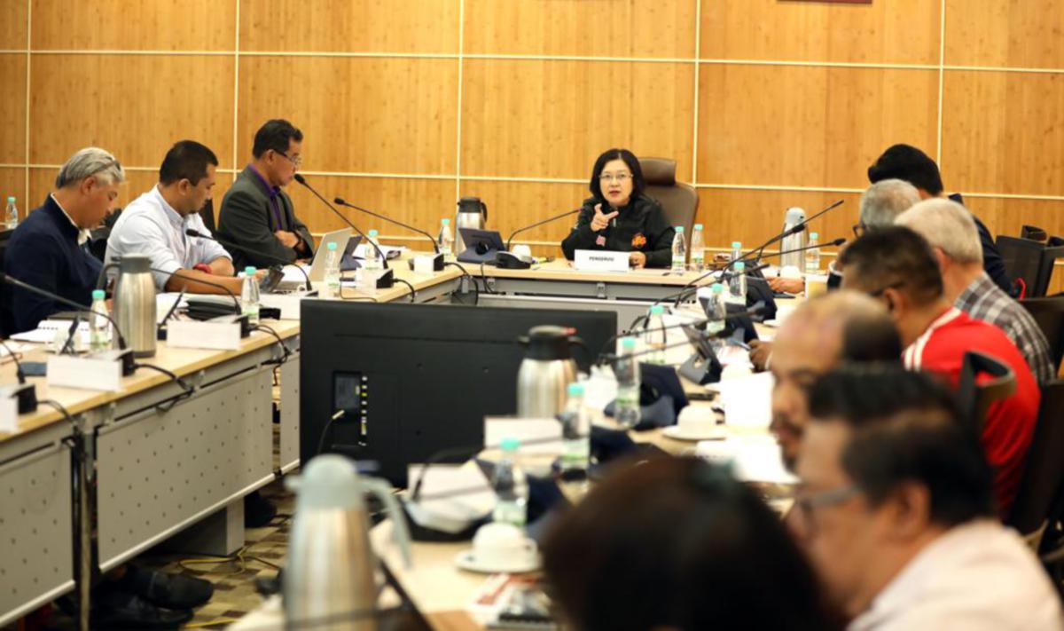 JAWATANKUASA Pemilihan Majlis Sukan Negara (MSN) yang dipengerusikan Timbalan Ketua Setiausaha (Strategik) Kementerian Belia dan Sukan, Ramona Mohd Razali (tengah). FOTO KBS