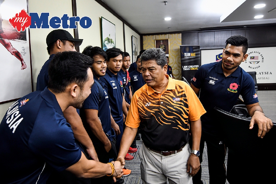 ABDUL Azim (tengah) bersalaman bersama pasukan ragbi negara dalam persiapan ke Sukan Asia 2018 Jakarta dan Palembang ketika mengadakan perjumpaan di Wisma OCM. -Foto BERNAMA
