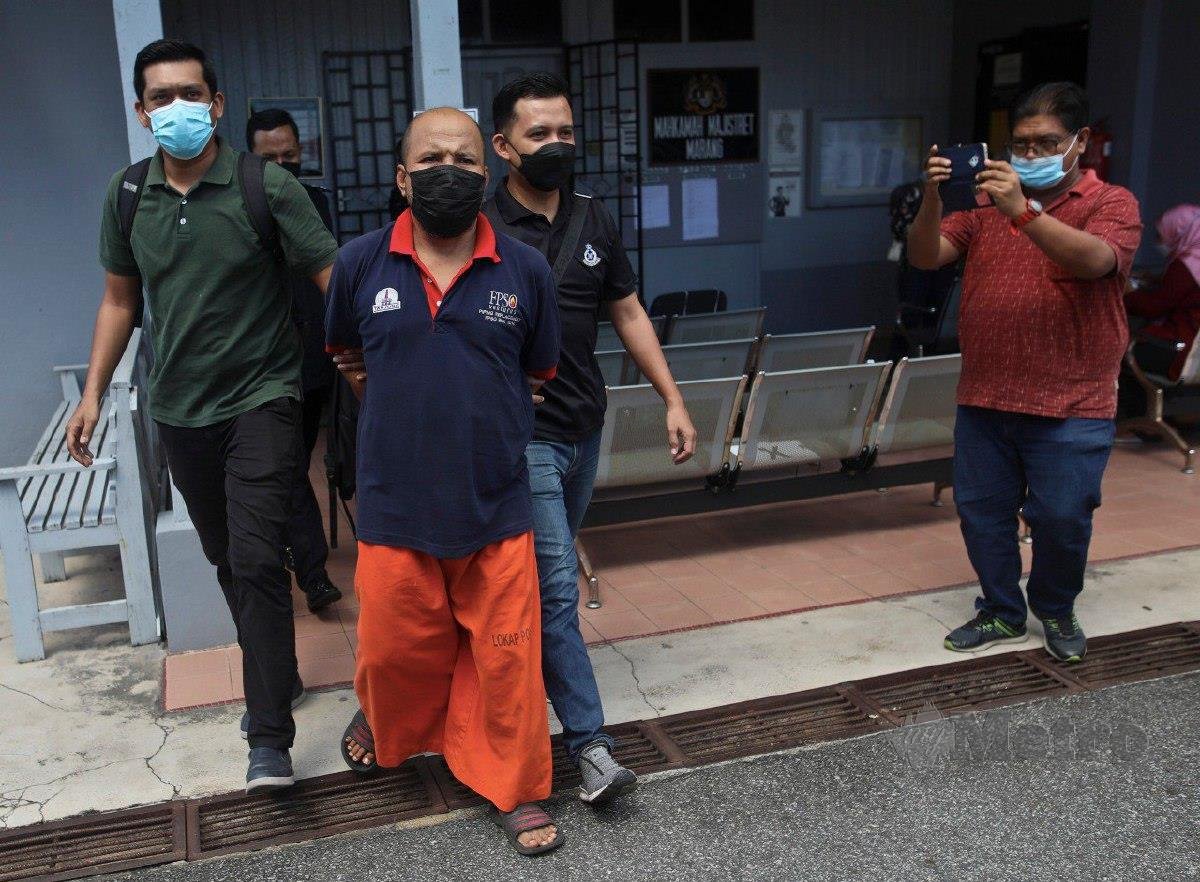 TERTUDUH dihadapkan ke Mahkamah Majistret Marang atas pertuduhan mengedar dadah jenis methamphetamine. FOTO Ghazali Kori