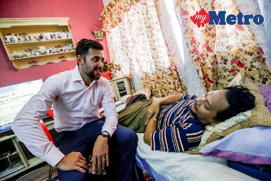 AZLAN Iskandar (kiri) ketika melawat Ishak Alwi yang telah menjalani pembedahan memotong kaki akibat diabetes di kediamannya Pandan Indah. -Foto HAFIZ SOHAIMI