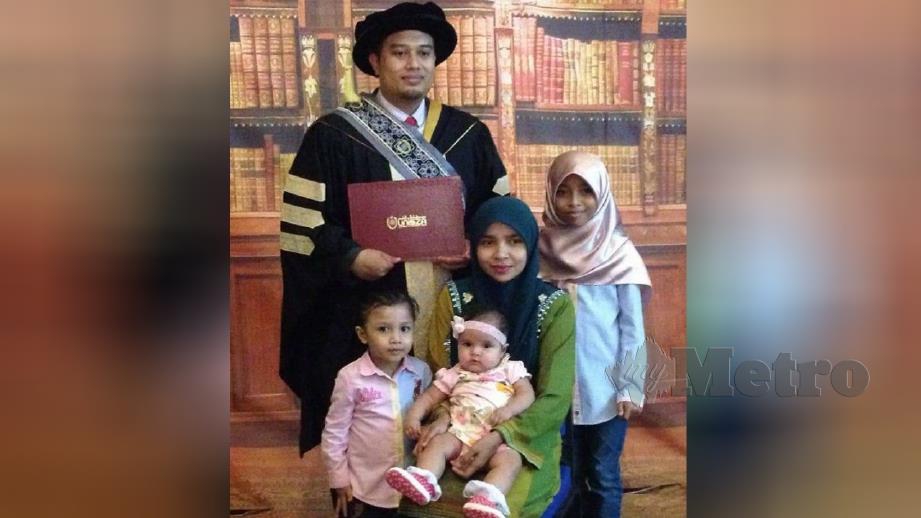 DR Azman bersama keluarga.