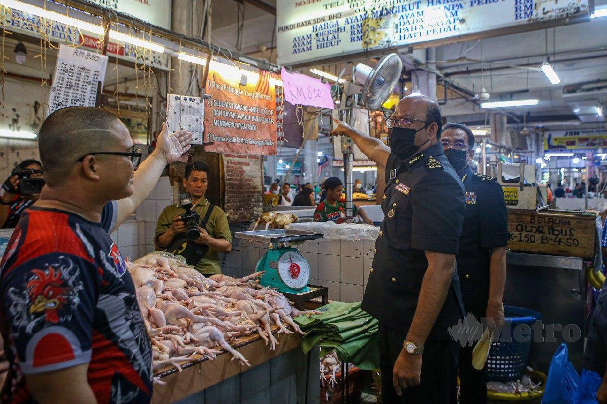 Azman (tengah) melakukan pemantauan sempena Pelaksanaan Penentuan Harga Maksimum Ayam dan Telur Ayam di Pasar Besar Alor Setar. FOTO LUQMAN HAKIM ZUBIR