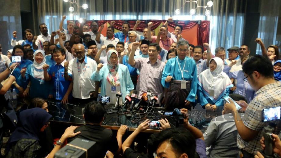 Mohamed Azmin bersama 22 MPP pada sidang media mengenai tindakan mereka meninggalkan sesi perbahasan Kongres Nasional PKR 2019 di Melaka hari ini. FOTO Rasul Azli Samad