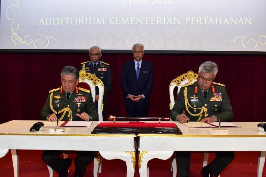 AHMAD Hasbullah dan Zamrose menandatangani Sijil Serah Terima Tugas Panglima Tentera Darat dengan disaksikan oleh Menteri Kanan Pertahanan dan Panglima Angkatan Tentera. FOTO  IHSAN MINDEF