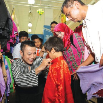 Rai anak  jalanan  beli baju  raya Harian Metro