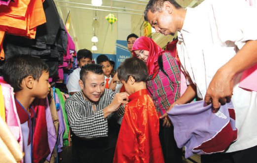 Rai anak  jalanan  beli baju  raya Harian Metro