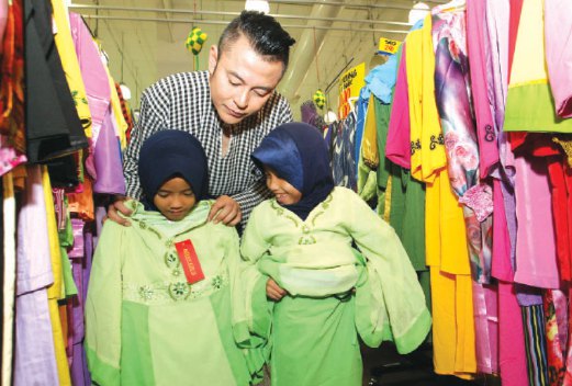 Rai anak  jalanan  beli baju  raya Harian Metro