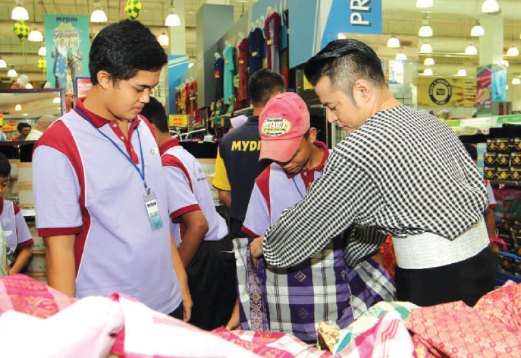 Rai anak  jalanan  beli baju  raya Harian Metro