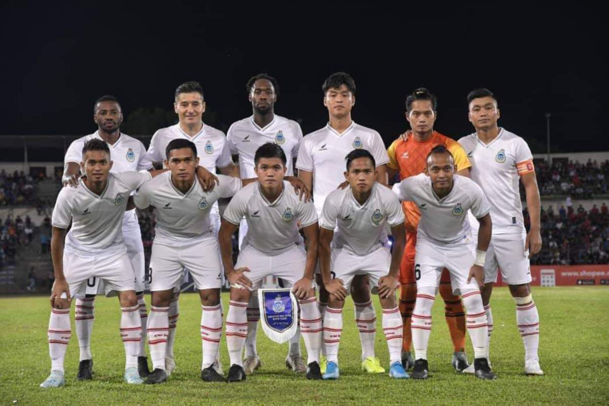 Wan Muhammad Azraie (berdiri dua kanan) ketika mewakili Sabah musim lalu. FOTO Ihsan Sabah FC