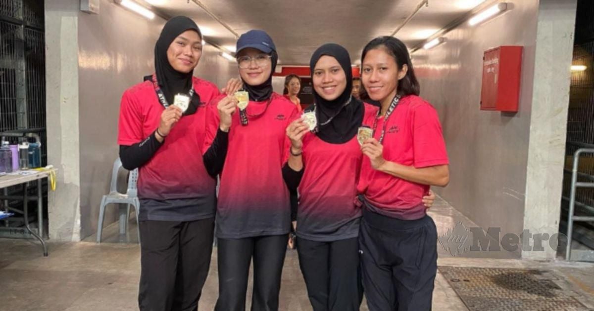 DARI kiri Nur Afrina Rizal, Nur Aishah Rofina Aling, Azreen Nabila   dan Zaidatul Husniah Zulkifli yang membentuk kuartet 4x100m wanita negara.