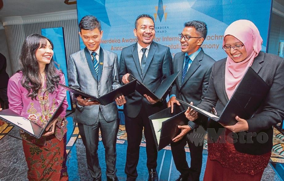 DR Mohd Azri bersama empat lagi penerima Geran Penyelidikan Anugerah Merdeka Penempatan Antarabangsa 2019. FOTO Asyraf Hamzah
