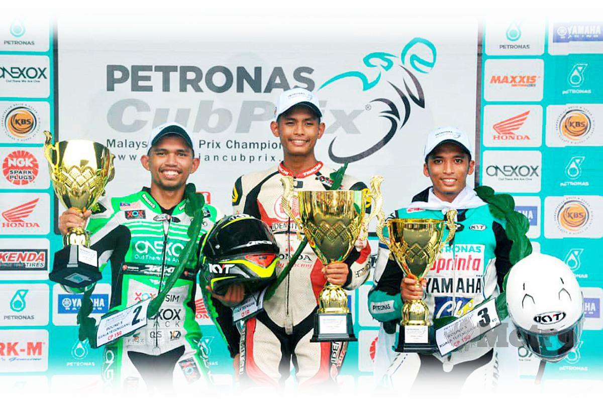 Azroy (tengah) muncul juara kelas CP150 Pusingan Kelima Kejuaraan Cub Prix Malaysia di Litar Permotoran Kompleks Sukan Negeri, Gong Badak, musim lalu. -FOTO Malik Muhamad