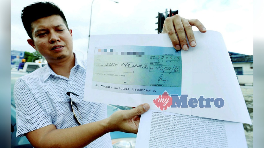 AZRUL Suhadi menunjukkan laporan polis terhadap Khairuddin yang didakwa menipu pinjaman berjumlah RM100,000, hari ini. FOTO Muhaizan Yahya