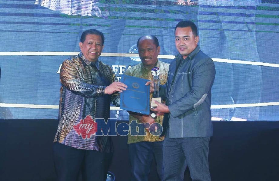 Abd Halim (kiri) menyampaikan Anugerah Media Cetak kepada Azrul disaksikan Izhar. FOTO Supian Ahmad