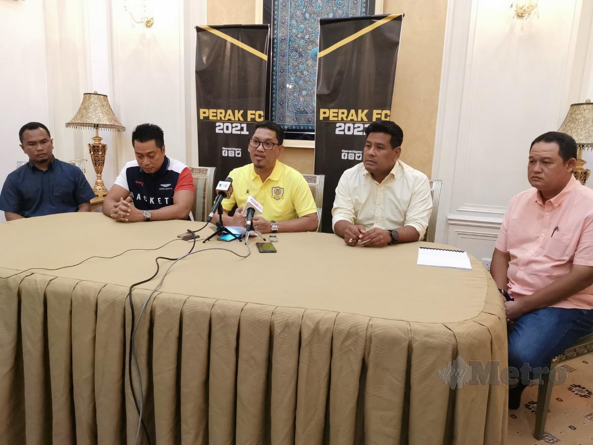 AHMAD Faizal (tengah) bercakap pada sidang media Majlis Makan Malam dan Sidang Media Perak FC 2021 di Kediaman Rasmi Menteri Besar Perak di sini malam tadi. FOTO Balqis Jazimah Zahari