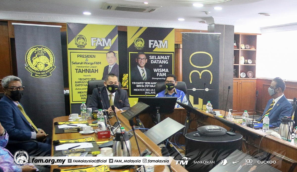 Ahmad Faizal (dua kanan) mendengar taklimat wakil FAM di Wisma FAM, Kelana Jaya. FOTO FAM  