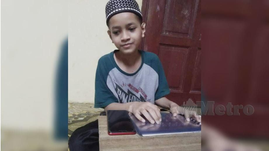 Johan Tilawah al-Quran Peringkat Negeri Kedah 2018, Muhammad Azwar Mohd Ariff, 13, kini terpaksa belajar membaca al-Quran braille bagi membantu dia mengejar cita-citanya sebagai guru al-Quran. FOTO Ihsan Pembaca