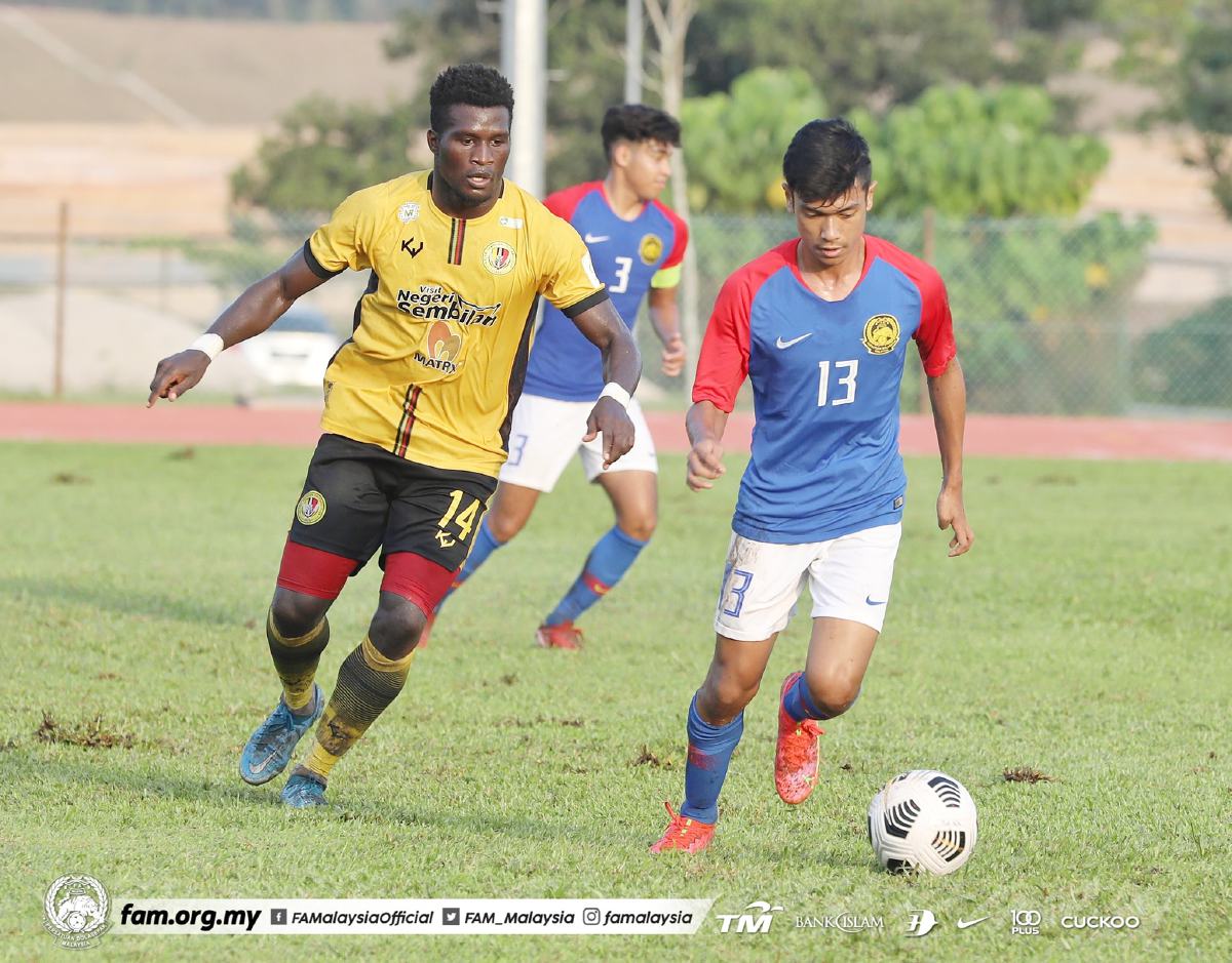 Aksi pemain Skuad B-23 sambil dicabar pemain NSFC (kiri) dalam perlawanan persahabatan. FOTO Ihsan FAM