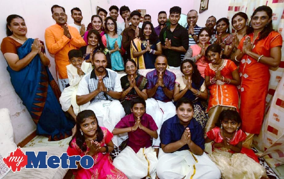 MANIAM (duduk tengah) menyambut Hari Deepavali bersama ahli keluarga tersayang. -Foto MOHD ASRI SAIFUDDIN MAMAT