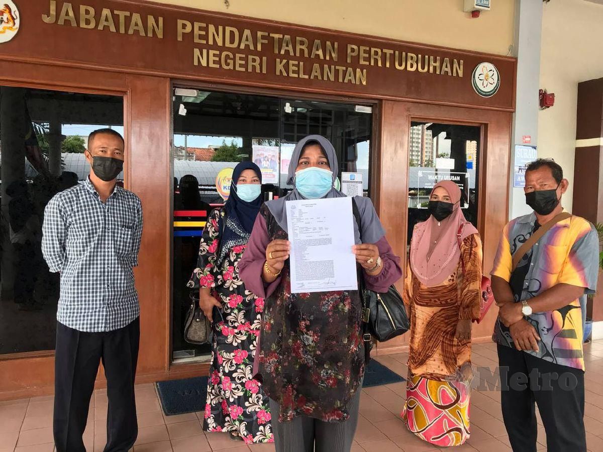 Zahrah (tengah) bersama ahli Persatuan Kebajikan Golongan B40 di negeri ini tampil membuat aduan di Jabatan Pendaftaran Pertubuhan Malaysia (RoS) Negeri Kelantan. FOTO HAZIRA AHMAD ZAIDI