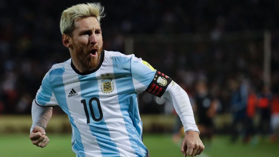 SEKALIPUN berjaya di peringkat kelab bersama Barcelona, Messi tidak pernah menang kejuaraan utama antarabangsa bersama Argentina.