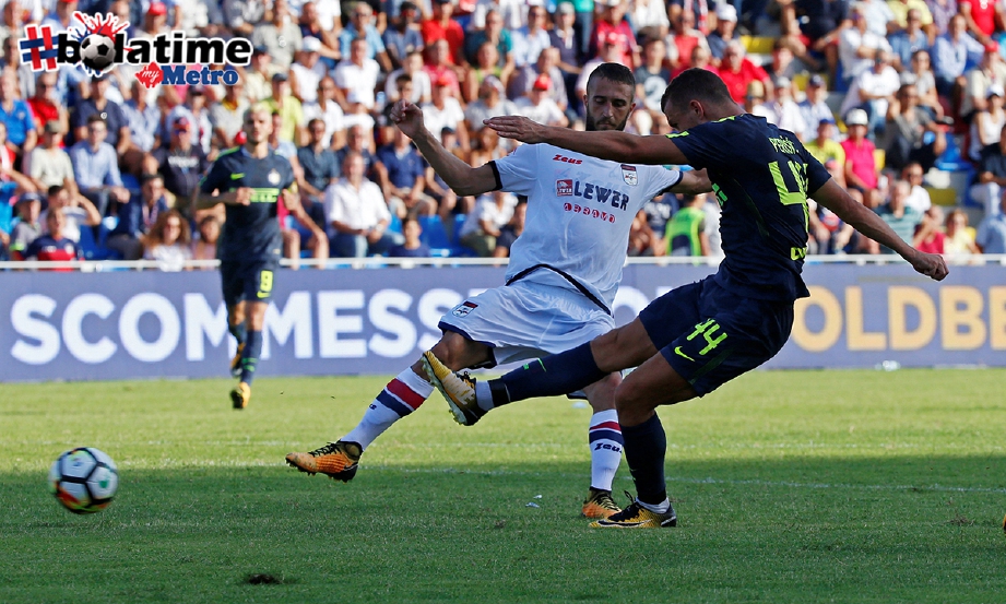 PERISIC (kanan) jaring gol kedua Inter. -Foto Reuters