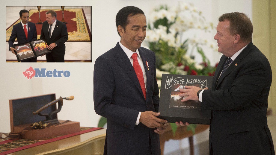 Jokowi (kiri) menerima LP double vinyl Metallica dari Lars Rasmussen ketika kunjungan ke Istana Bogor pada 28 November tahun lalu. FOTO ANTARA/Rosa Panggabean