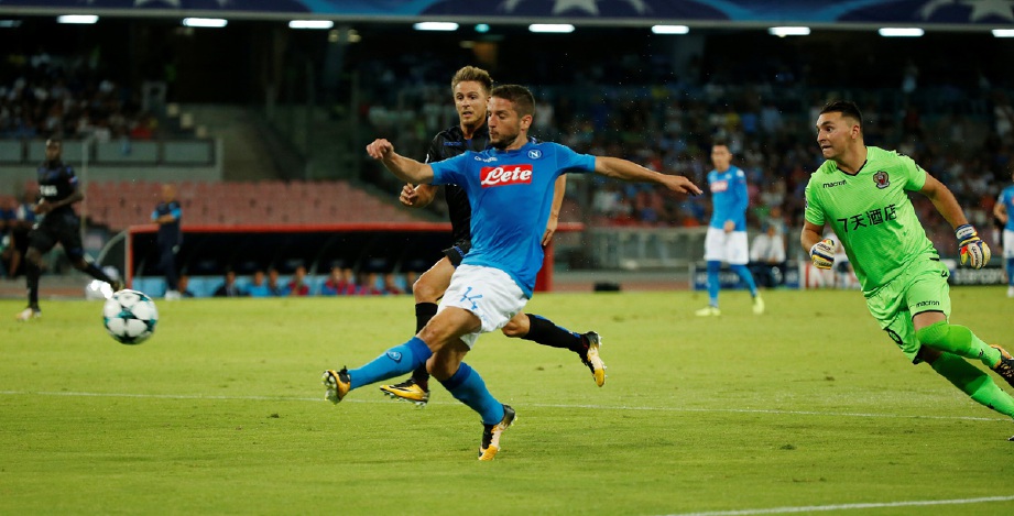 MERTENS (tengah) jaring gol pertama Napoli.