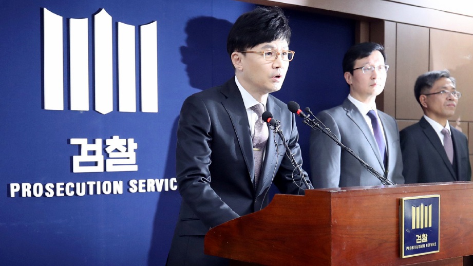 Pendakwaraya Dong-hoon (kiri) membacakan tuduhan terhadap Myung-bak membabitkan rasuah, salah guna kuasa dan mengambil dana kerajaan. FOTO EPA-EFE